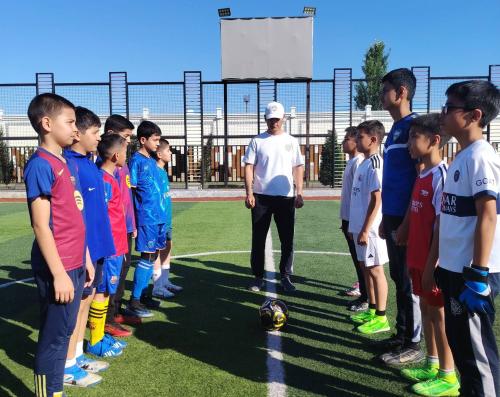Guliston shahridagi Prezident maktabining 5–6-sinf o‘quvchilari o‘rtasida futbol musobaqasi bo‘lib o‘tdi