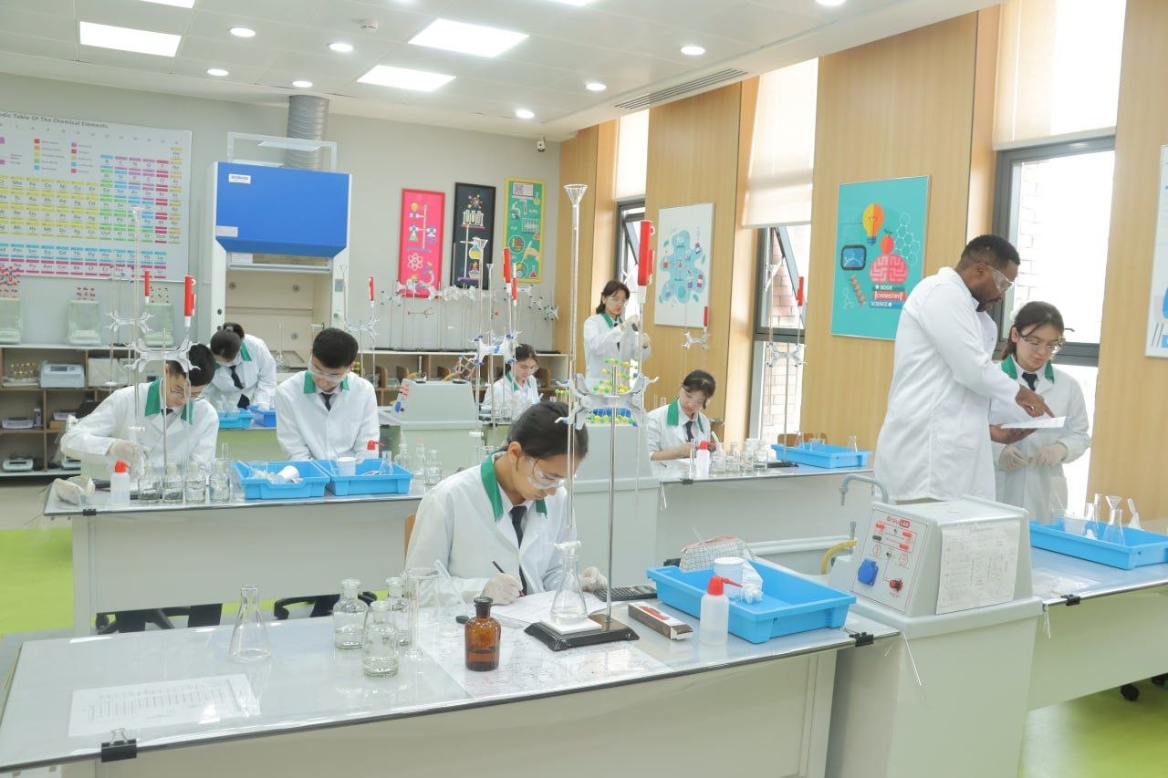 Kimyo laboratoriyasidagi mashgʻulot